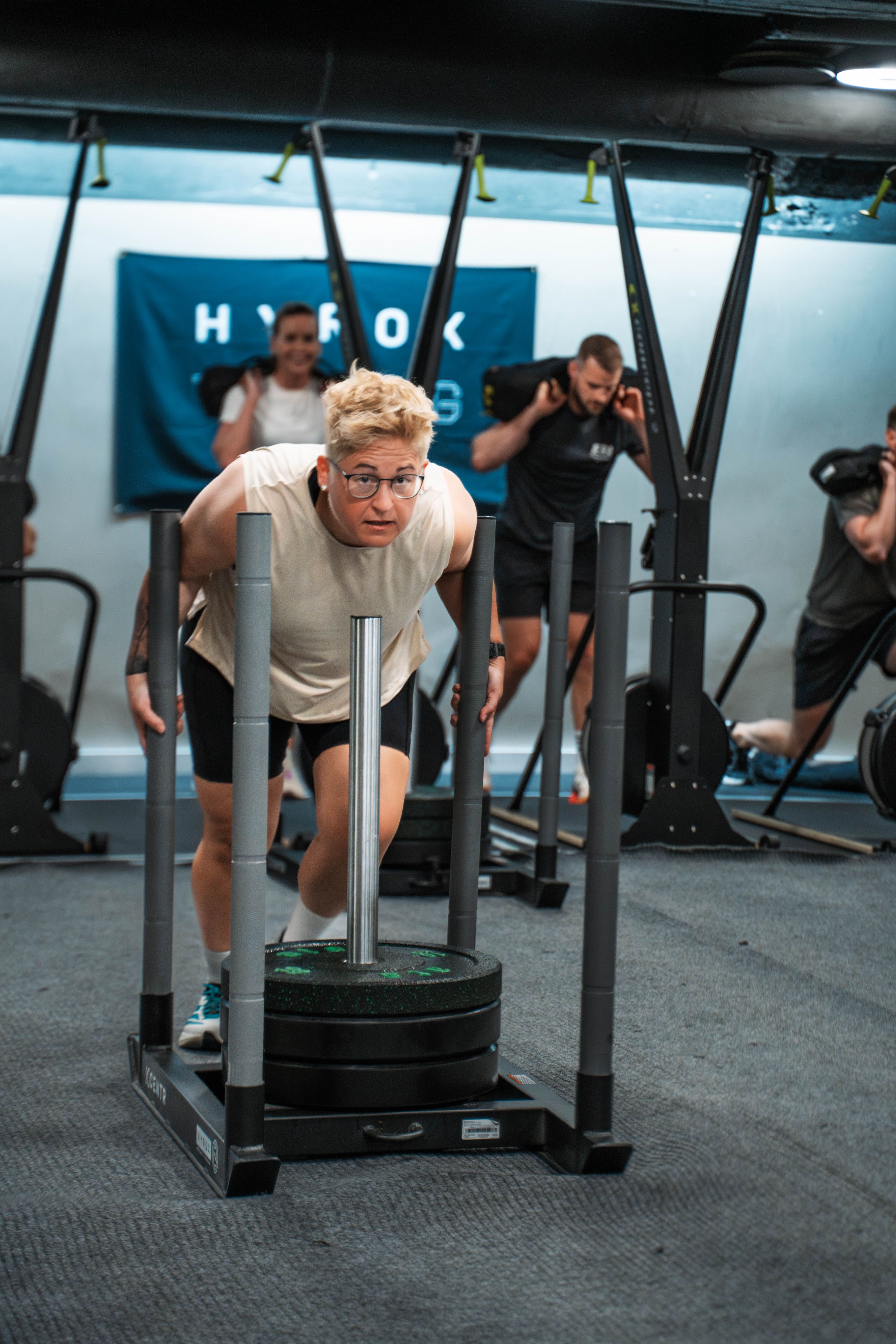 Sled push og sandbag lunges på HYROX-time